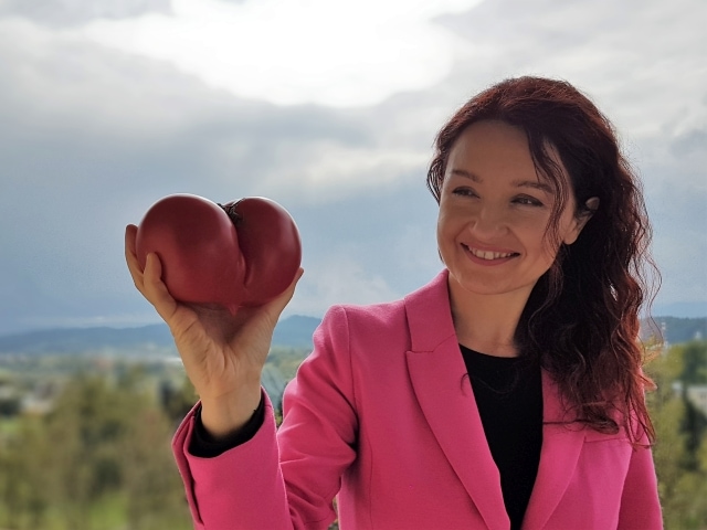 Joanna trzyma pomidor w kształcie serca
