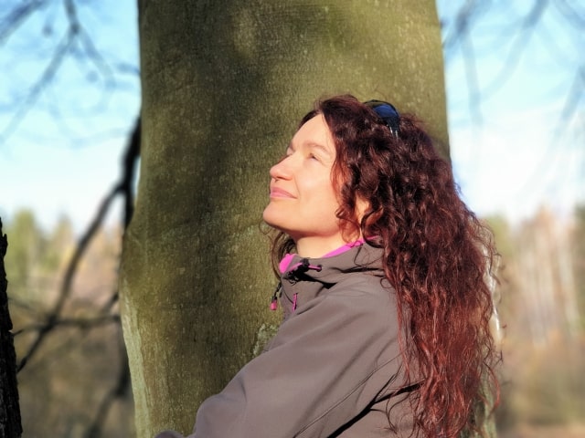 Joanna przy ulubionym drzewie