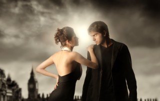 Kobieta i mężczyzna patrzą na siebie