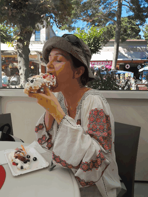 Chwile szczęścia na co dzień - Joanna je gofra