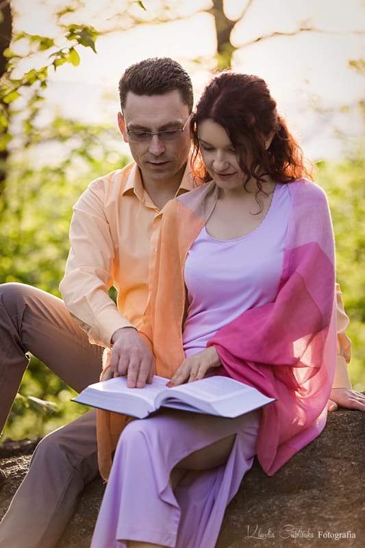 Asia i Tomek z książką - PieknaMiloscPL